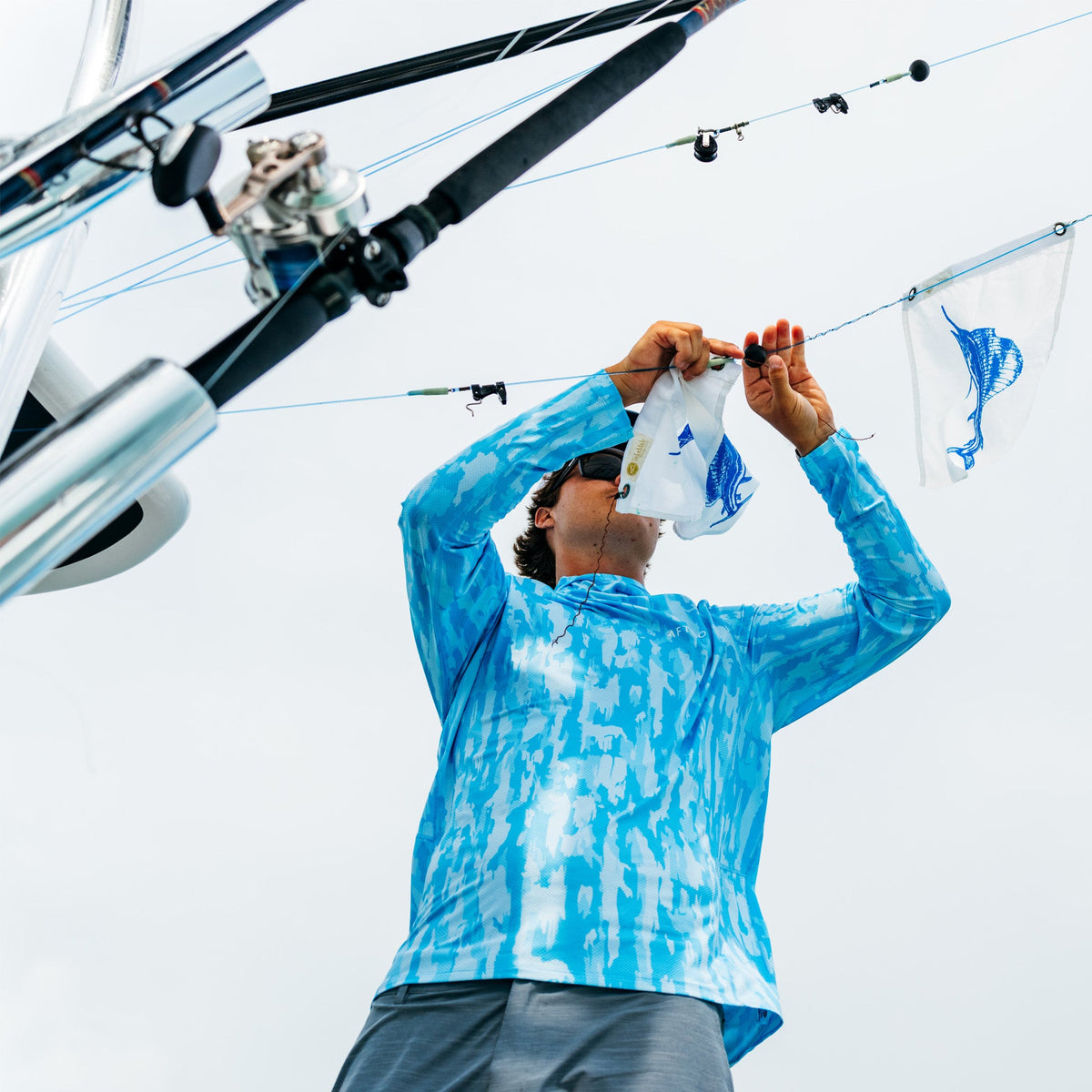 Tidal Current Camo Adapt Phase Change Hooded Fishing Shirt / AFTCO Trusted