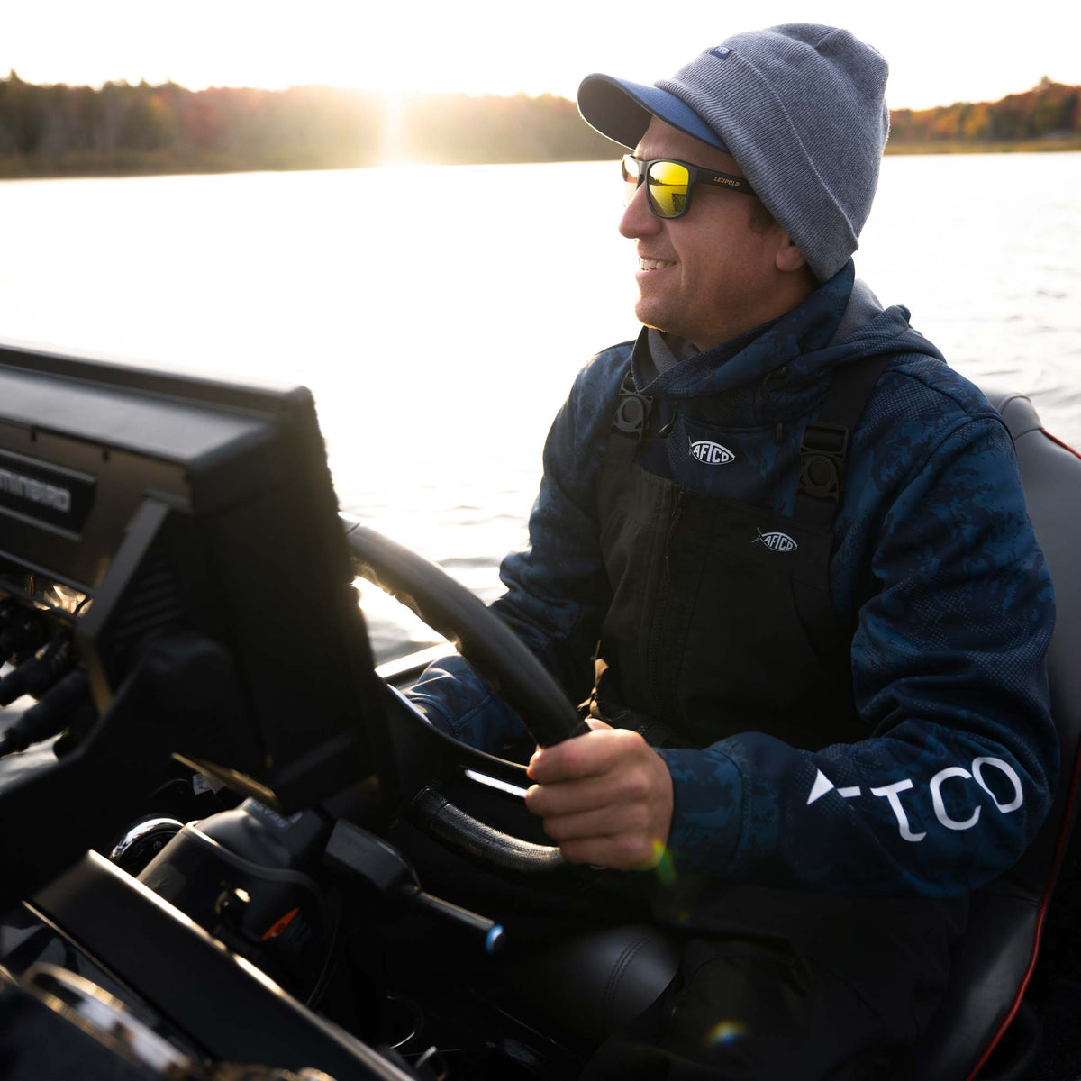 Black Hydrobib Waterproof Fishing Bib / AFTCO New